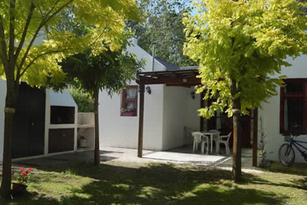 Casa con parque y parrilla a 6 cuadras del mar en Costa del Este miniatura 11