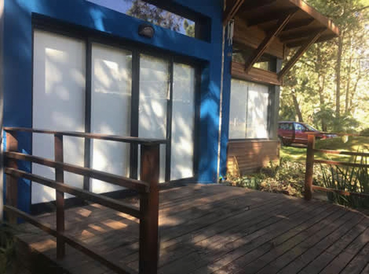 Casa con parque y parrilla a 5 cuadras del mar en Costa del Este miniatura 2