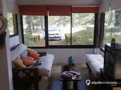 Casa con parque y parrilla a 5 cuadras del mar en Costa del Este foto 4