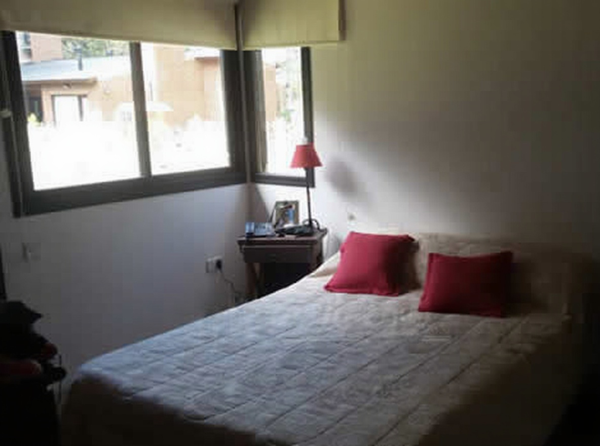 Casa con parque y parrilla a 5 cuadras del mar en Costa del Este miniatura 5