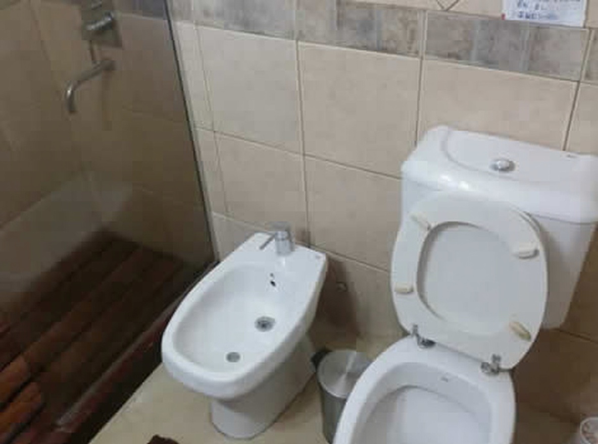 Casa con parque y parrilla a 5 cuadras del mar en Costa del Este miniatura 7