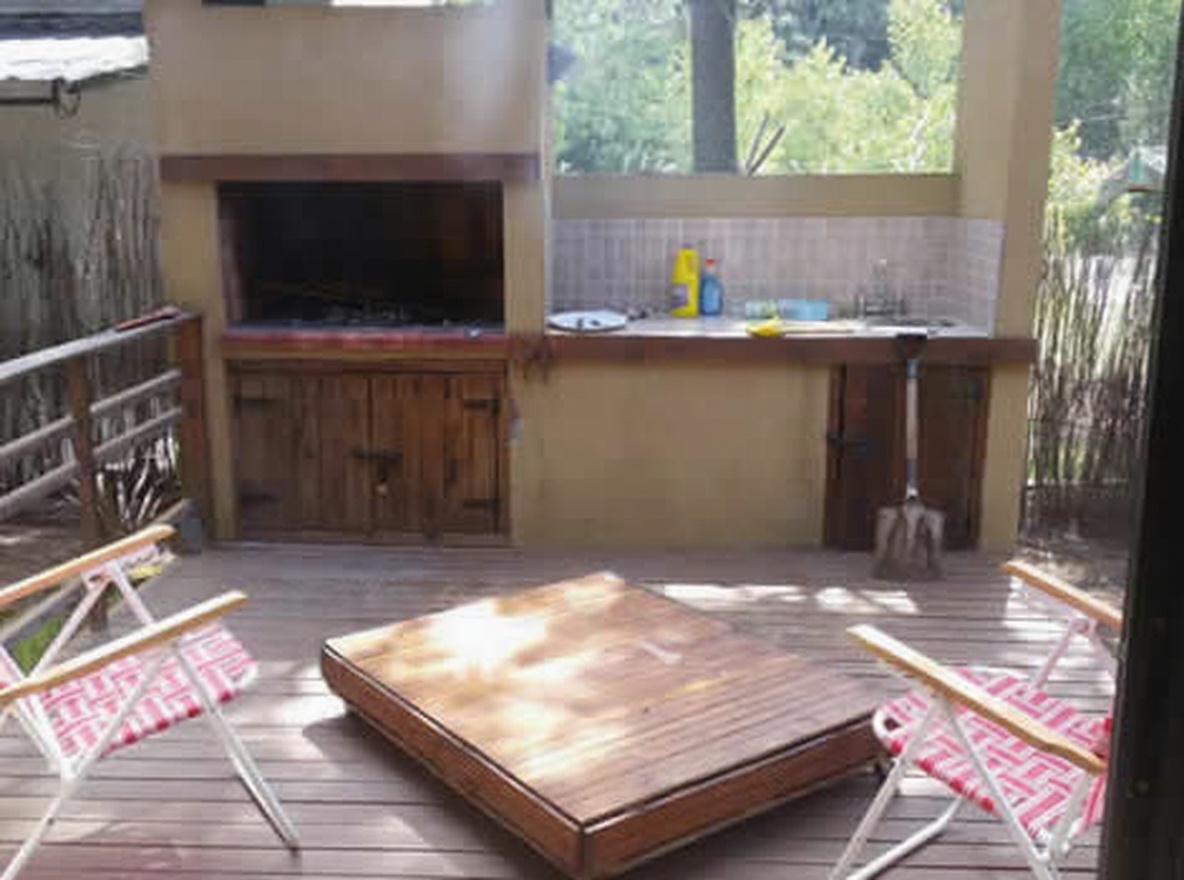 Casa con parque y parrilla a 5 cuadras del mar en Costa del Este miniatura 12