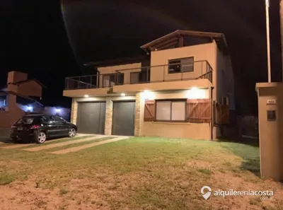 Casa con cochera y parrilla a 8 cuadras del mar en Costa del Este