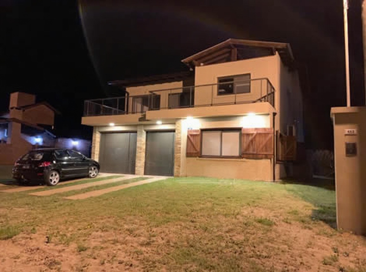 Casa con cochera y parrilla a 8 cuadras del mar en Costa del Este