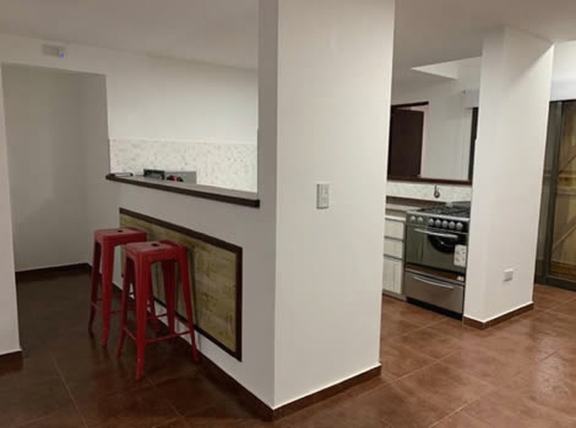 Casa con cochera y parrilla a 8 cuadras del mar en Costa del Este miniatura 2