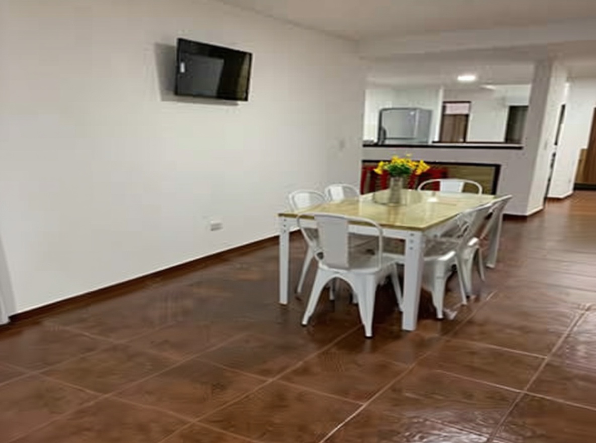 Casa con cochera y parrilla a 8 cuadras del mar en Costa del Este miniatura 3