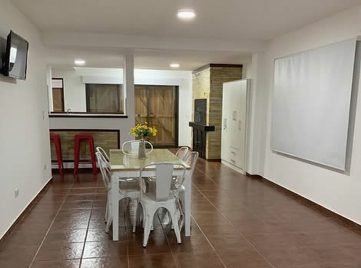 Casa con cochera y parrilla a 8 cuadras del mar en Costa del Este miniatura 4