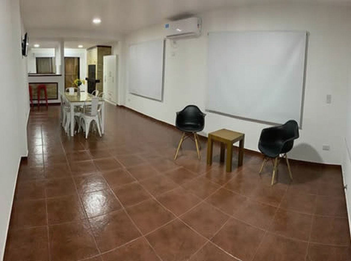 Casa con cochera y parrilla a 8 cuadras del mar en Costa del Este miniatura 5