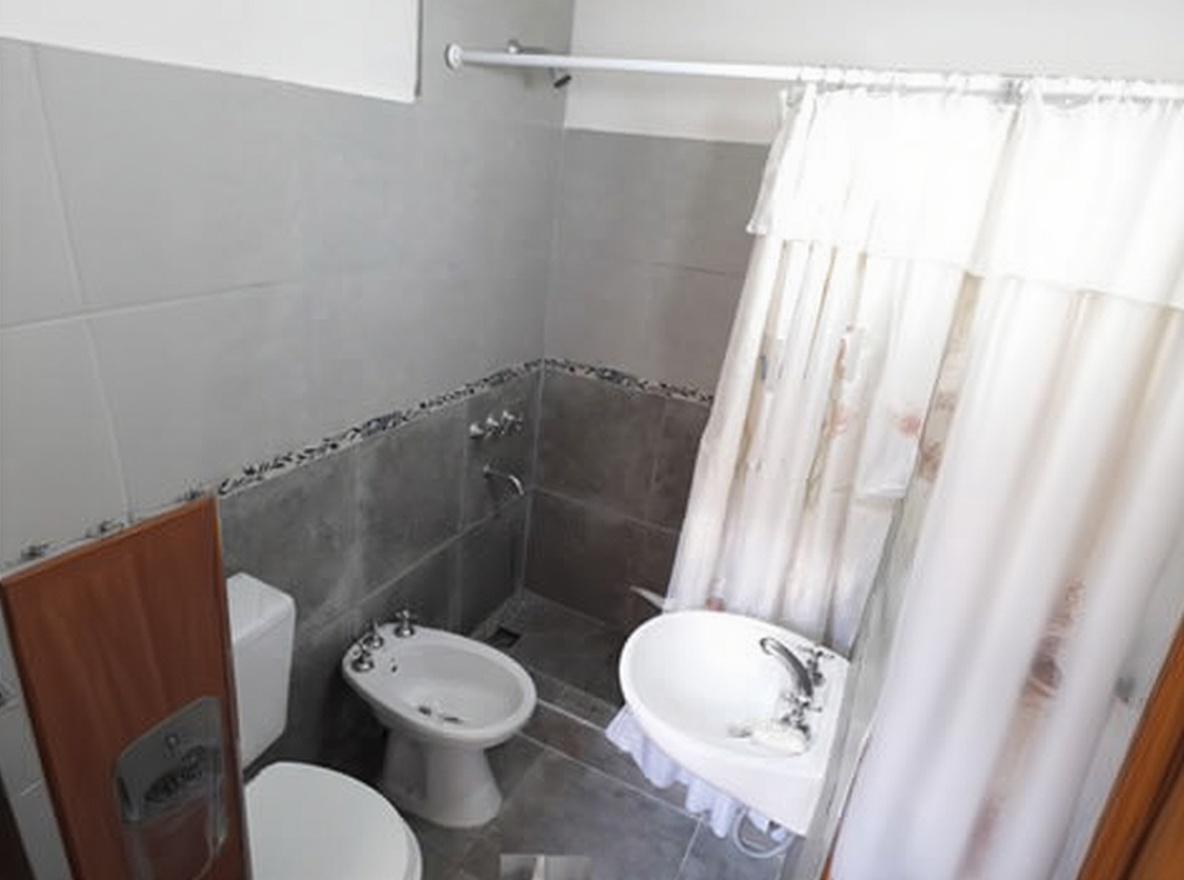 Casa con patio y parrilla a 2 cuadras del mar en San Clemente del Tuyú miniatura 7