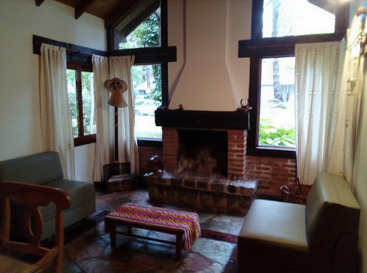 Casa con cochera y parrilla en Costa del Este miniatura 4