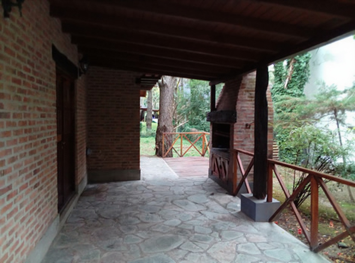 Casa con cochera y parrilla en Costa del Este miniatura 10