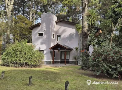 Casa con parque y parrilla en Costa del Este
