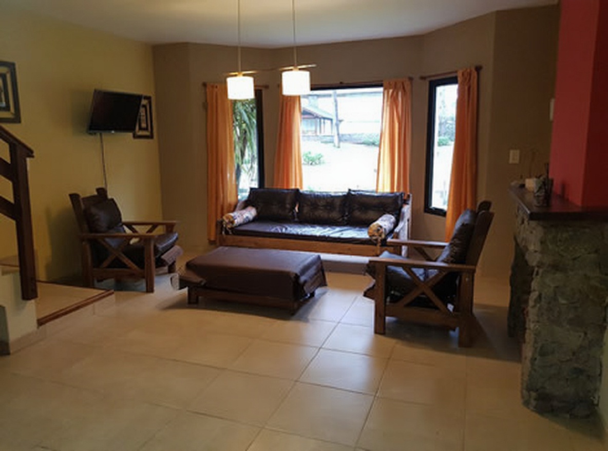 Casa con parque y parrilla en Costa del Este miniatura 2