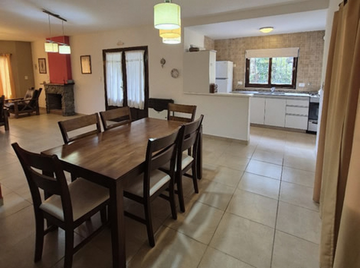 Casa con parque y parrilla en Costa del Este miniatura 3