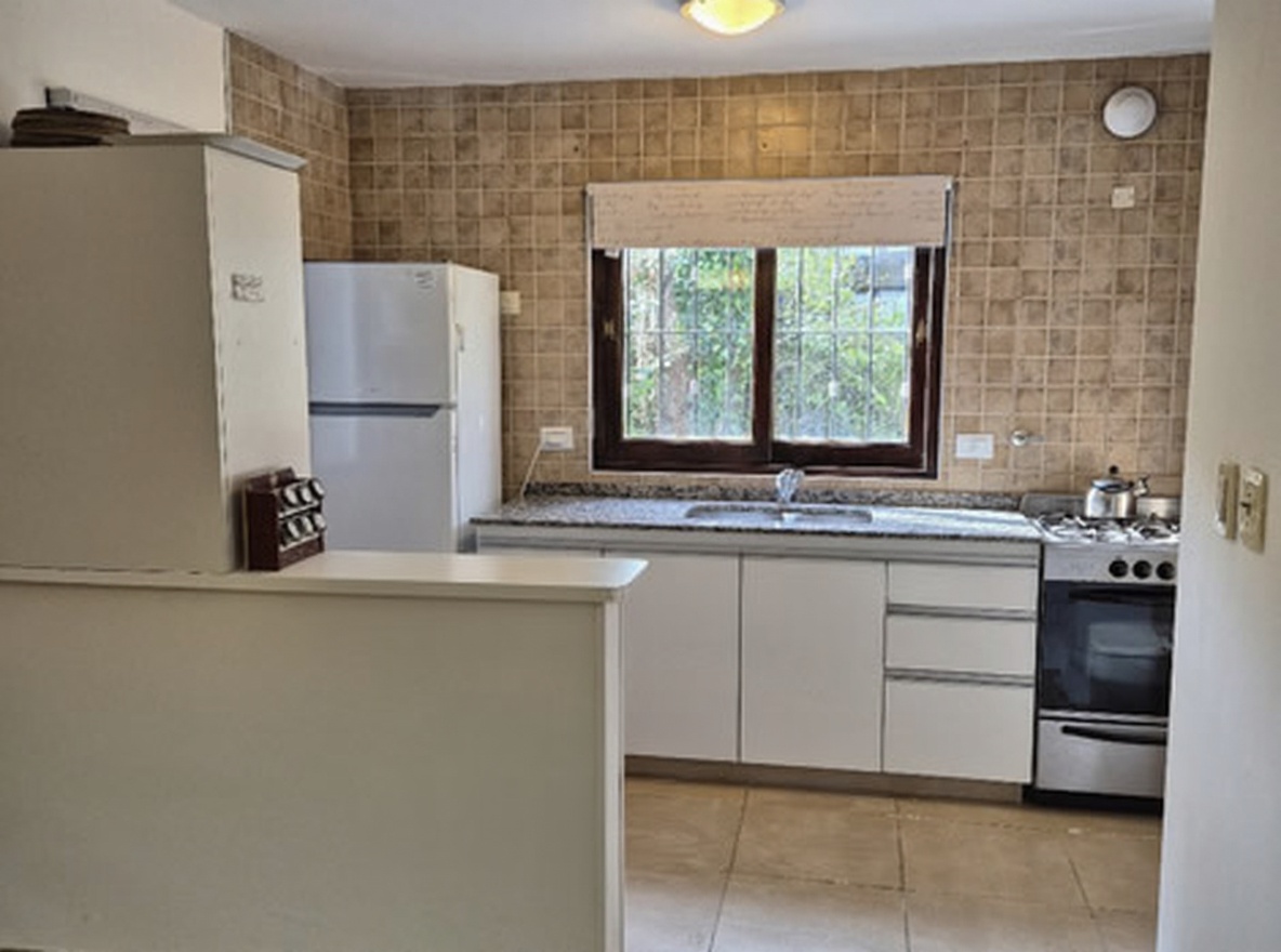 Casa con parque y parrilla en Costa del Este miniatura 4