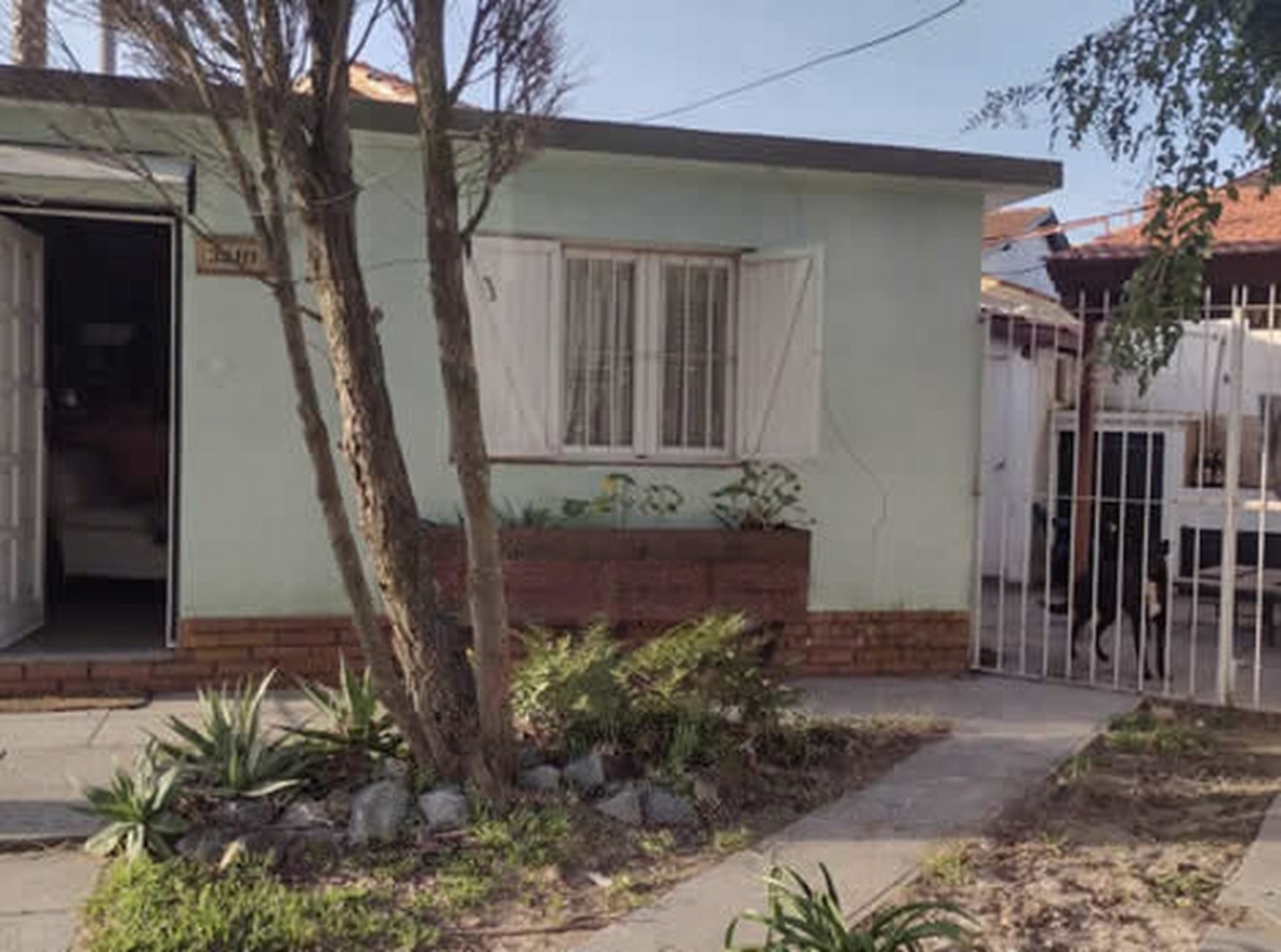 Casa con patio y parrilla a 6 cuadras del mar en San Clemente del Tuyú miniatura 2