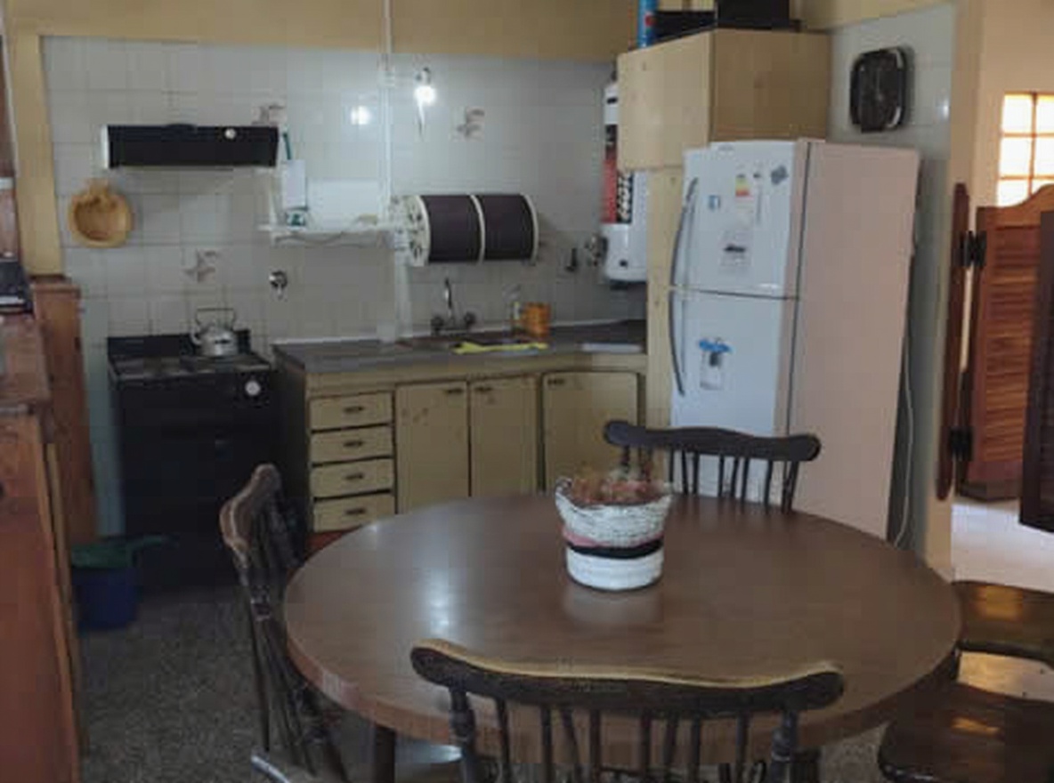 Casa con patio y parrilla a 6 cuadras del mar en San Clemente del Tuyú miniatura 3