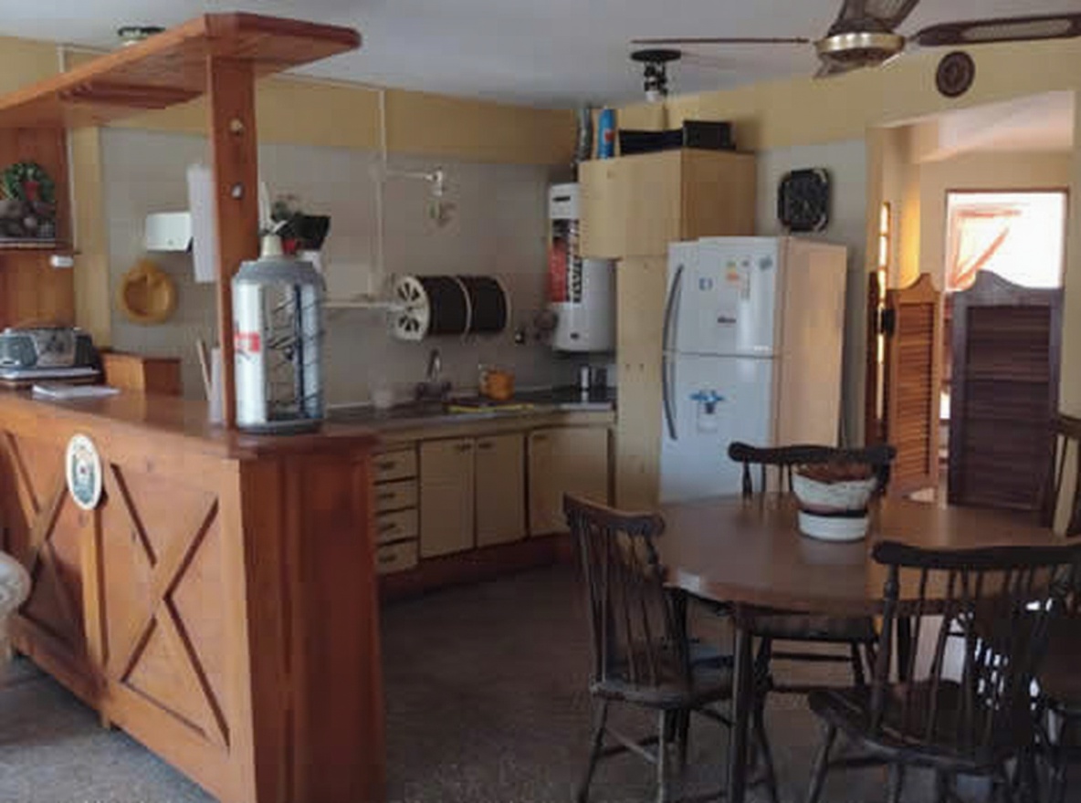 Casa con patio y parrilla a 6 cuadras del mar en San Clemente del Tuyú miniatura 4