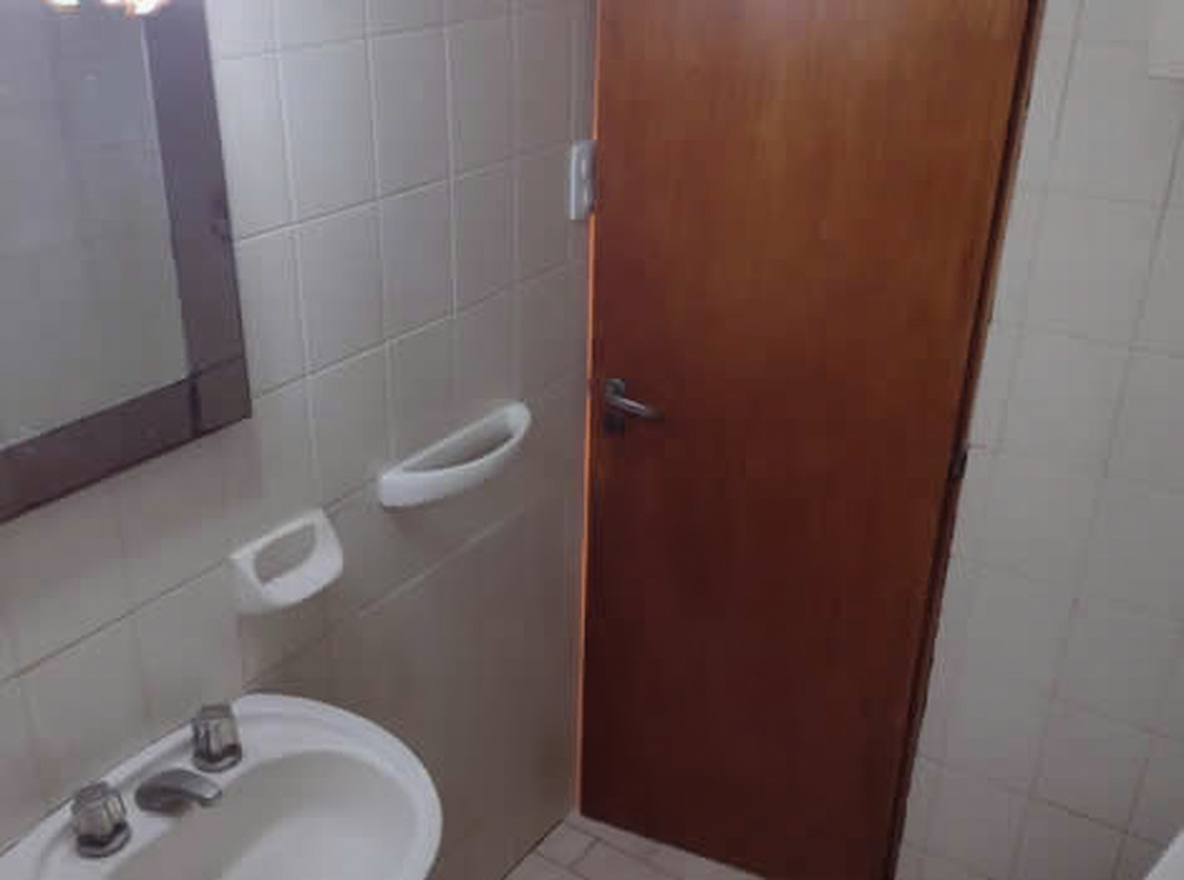 Casa con patio y parrilla a 6 cuadras del mar en San Clemente del Tuyú miniatura 8