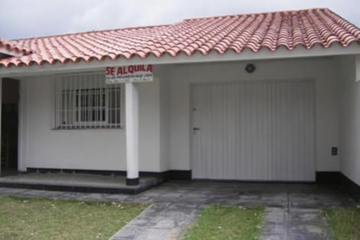 Casa con parque y parrilla a 100 metros del mar en Las Toninas