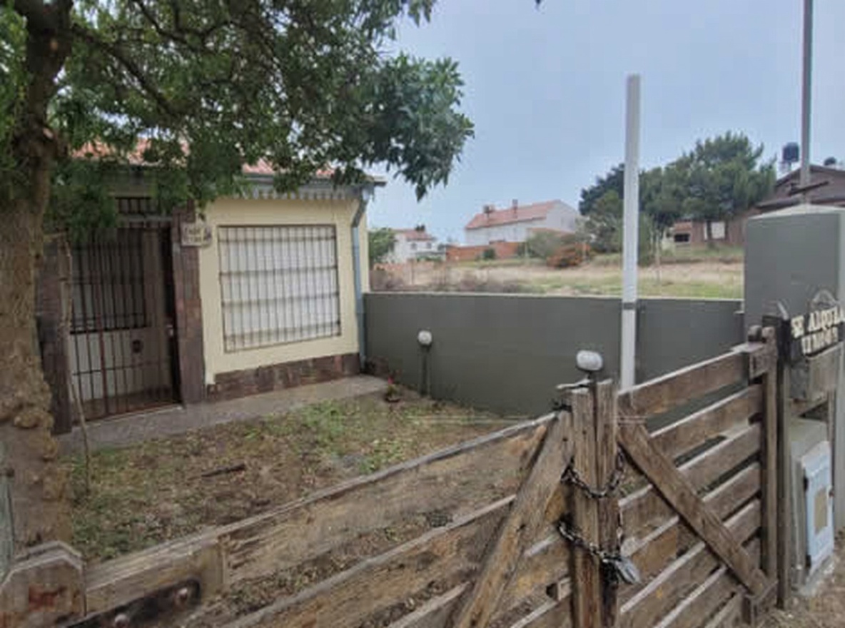 Casa con patio y parrilla en Las Toninas