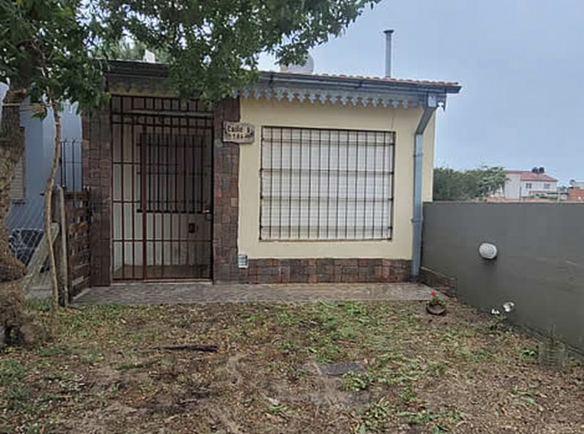 Casa con patio y parrilla en Las Toninas miniatura 2