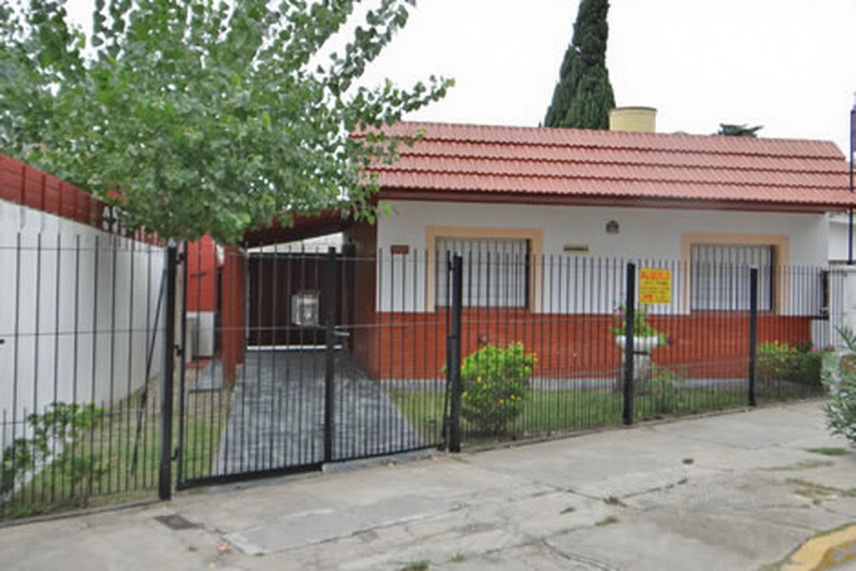 Casa con parque y parrilla a 200 metros del mar en San Clemente del Tuyú