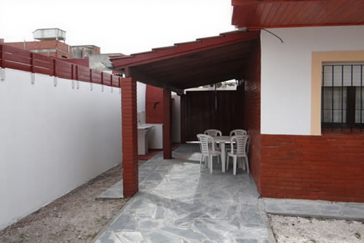 Casa con parque y parrilla a 200 metros del mar en San Clemente del Tuyú miniatura 2