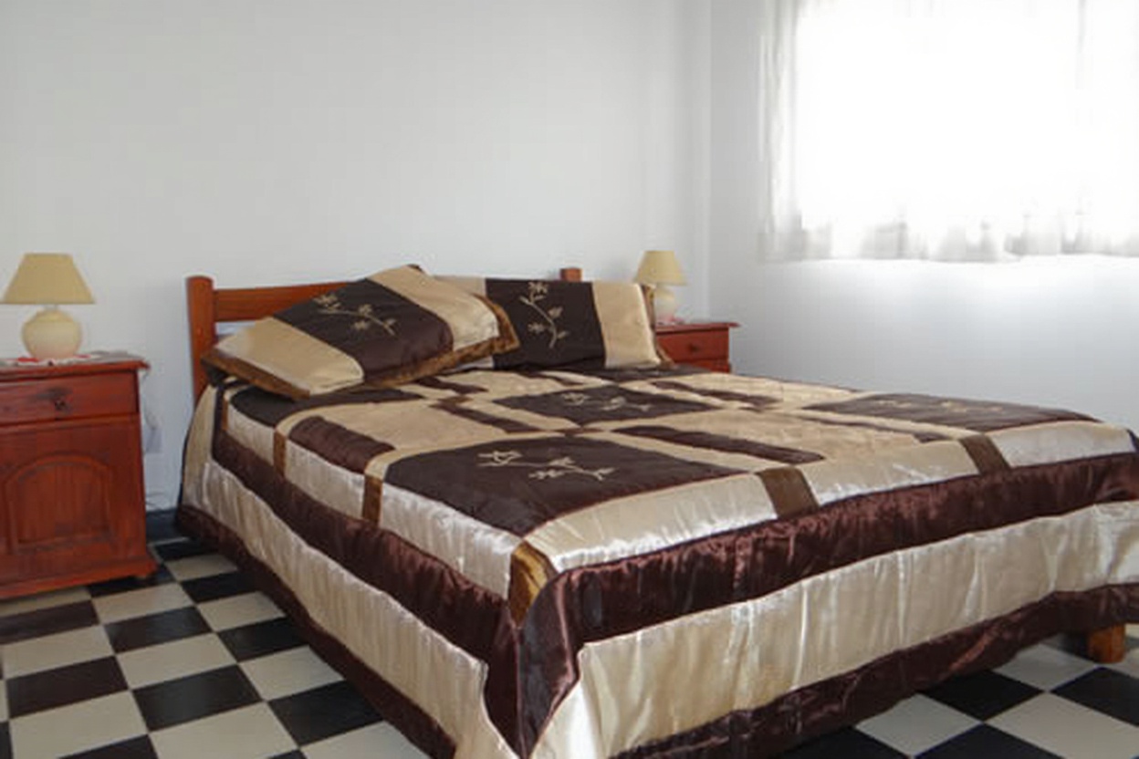 Casa con parque y parrilla a 200 metros del mar en San Clemente del Tuyú miniatura 4