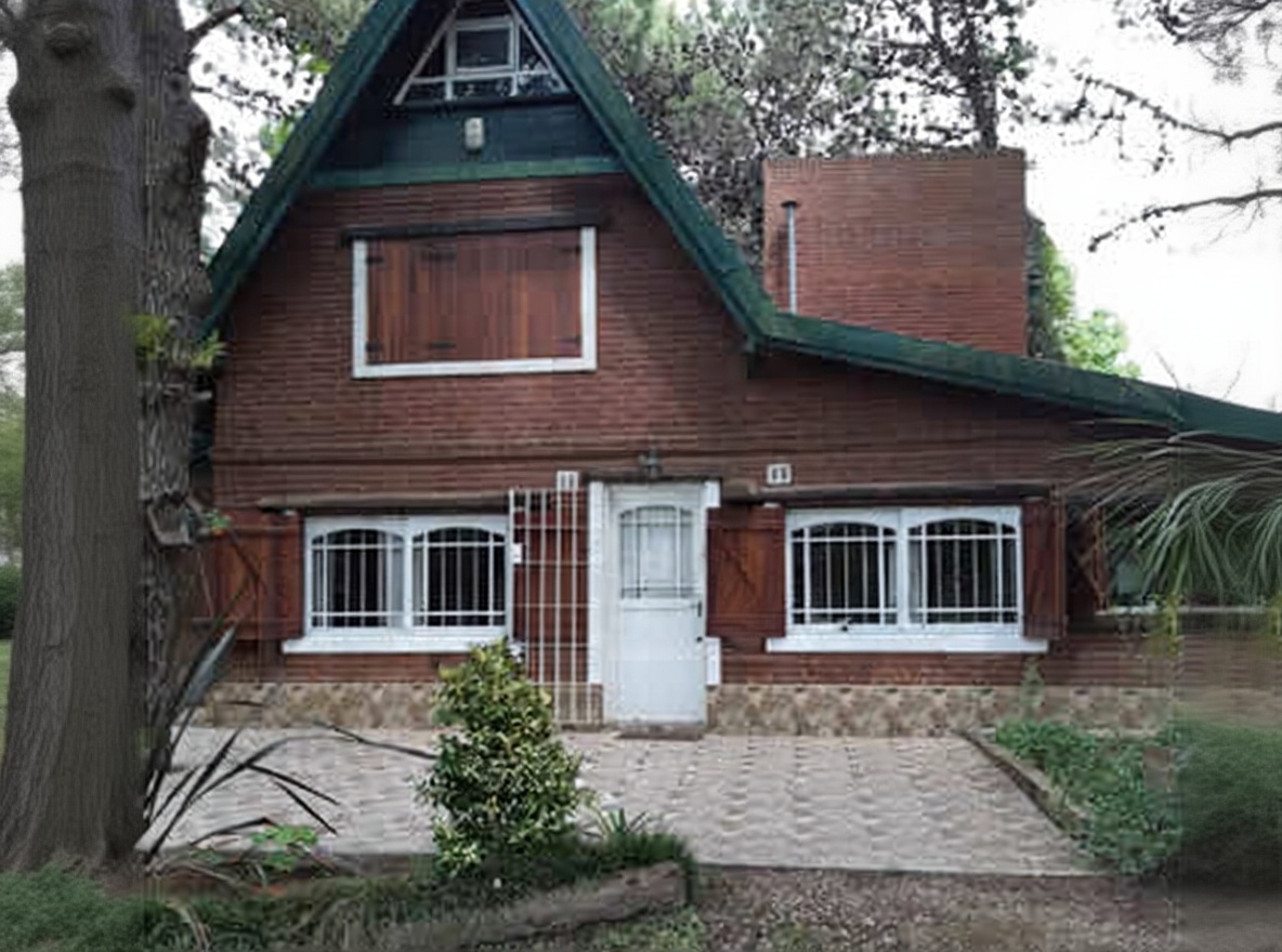 Casa con parque y parrilla a 8 cuadras del mar en Costa del Este miniatura 2