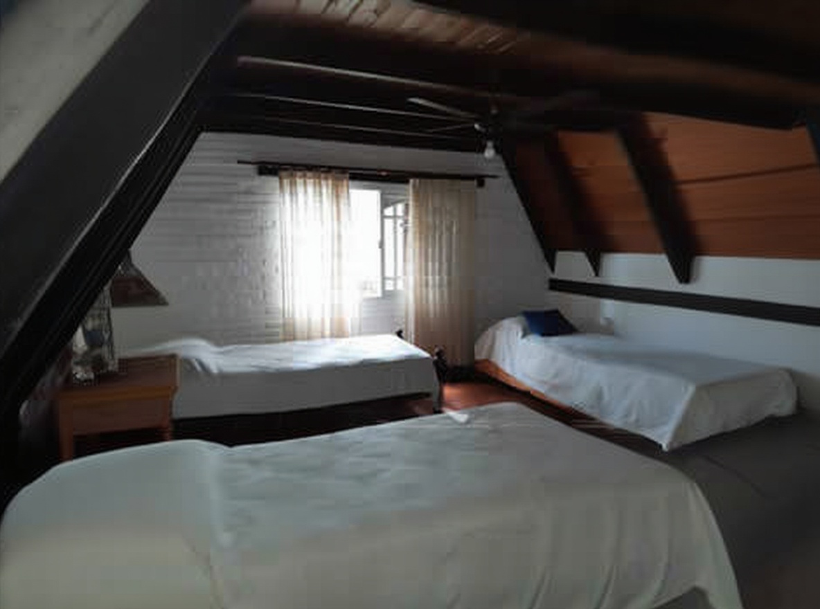 Casa con parque y parrilla a 8 cuadras del mar en Costa del Este miniatura 7