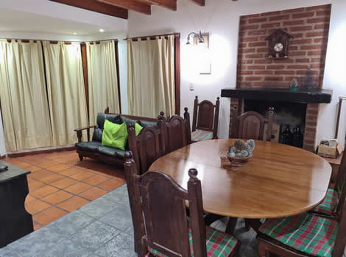 Casa con parque y parrilla a 200 metros del mar en Costa del Este miniatura 4