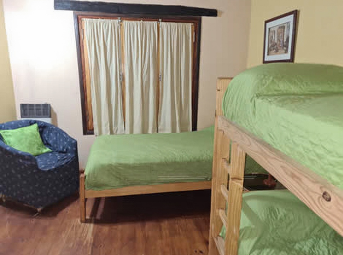 Casa con parque y parrilla a 200 metros del mar en Costa del Este miniatura 6