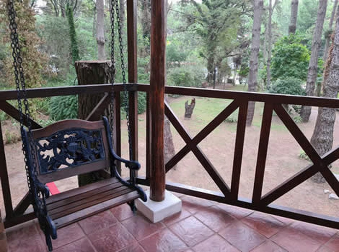 Casa con parque y parrilla a 200 metros del mar en Costa del Este miniatura 11