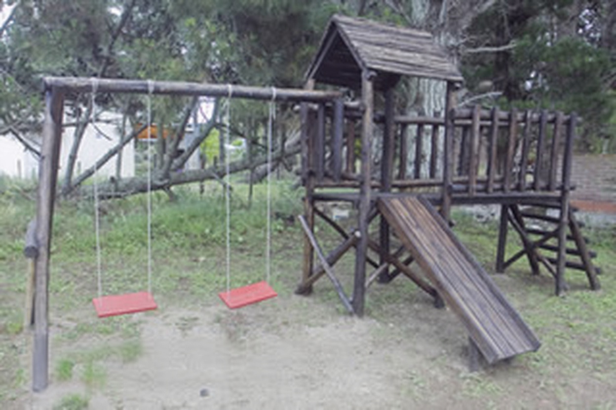 Casas con parque y parrilla a 8 cuadras del mar en Costa del Este miniatura 7