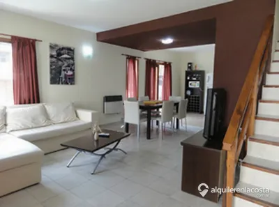Casa con cochera y parrilla a 6 cuadras del mar en Costa del Este foto 2