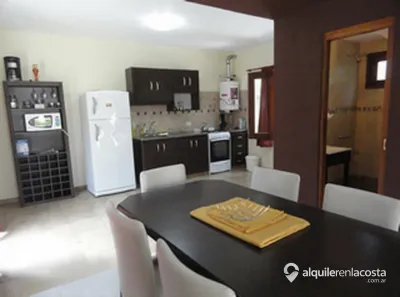 Casa con cochera y parrilla a 6 cuadras del mar en Costa del Este foto 4