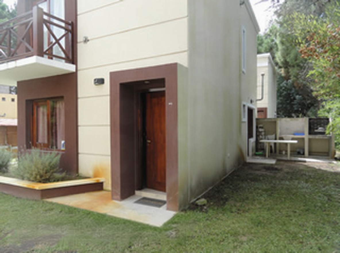 Casa con cochera y parrilla a 6 cuadras del mar en Costa del Este miniatura 6