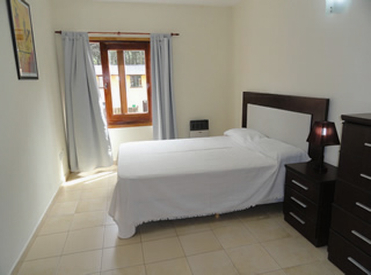 Casa con cochera y parrilla a 6 cuadras del mar en Costa del Este miniatura 9