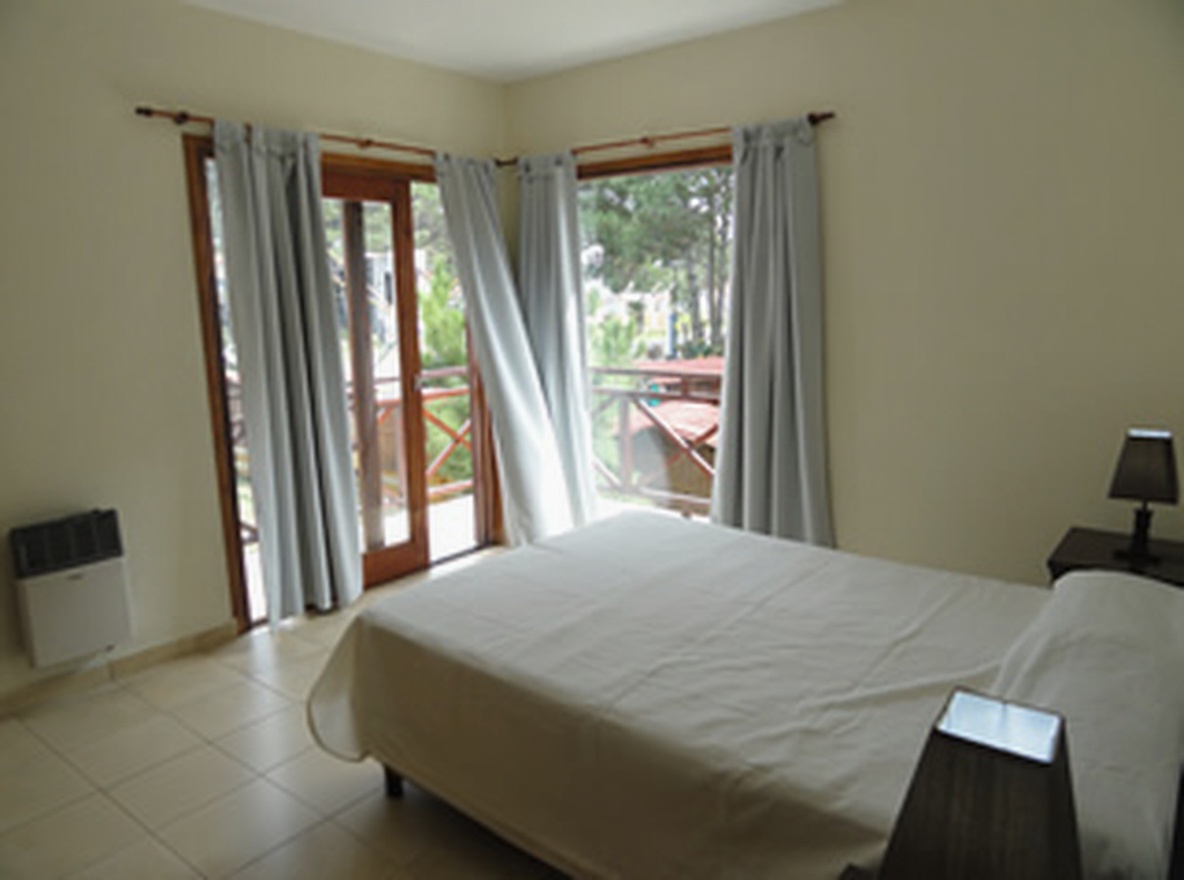 Casa con cochera y parrilla a 6 cuadras del mar en Costa del Este miniatura 10