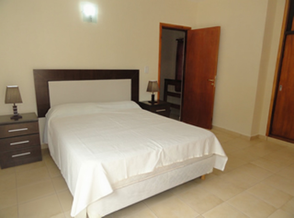 Casa con cochera y parrilla a 6 cuadras del mar en Costa del Este miniatura 11