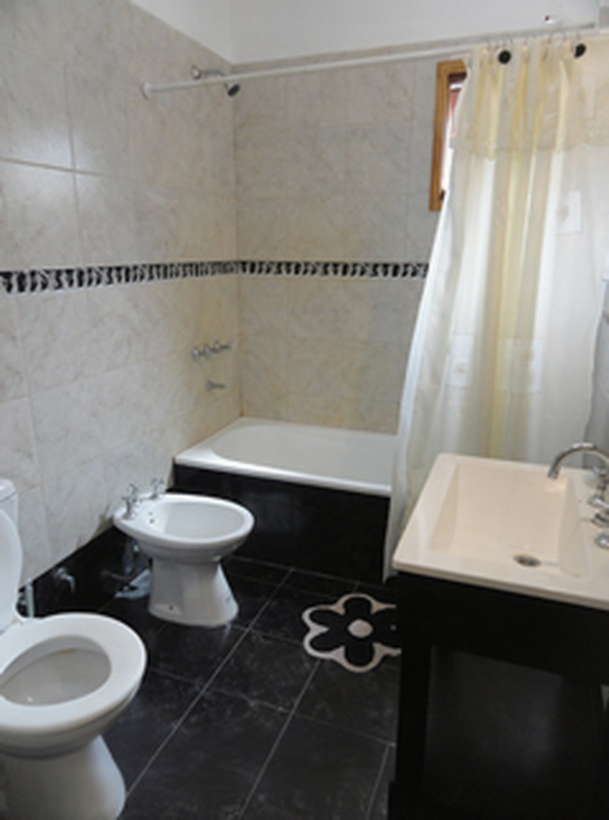 Casa con cochera y parrilla a 6 cuadras del mar en Costa del Este miniatura 12