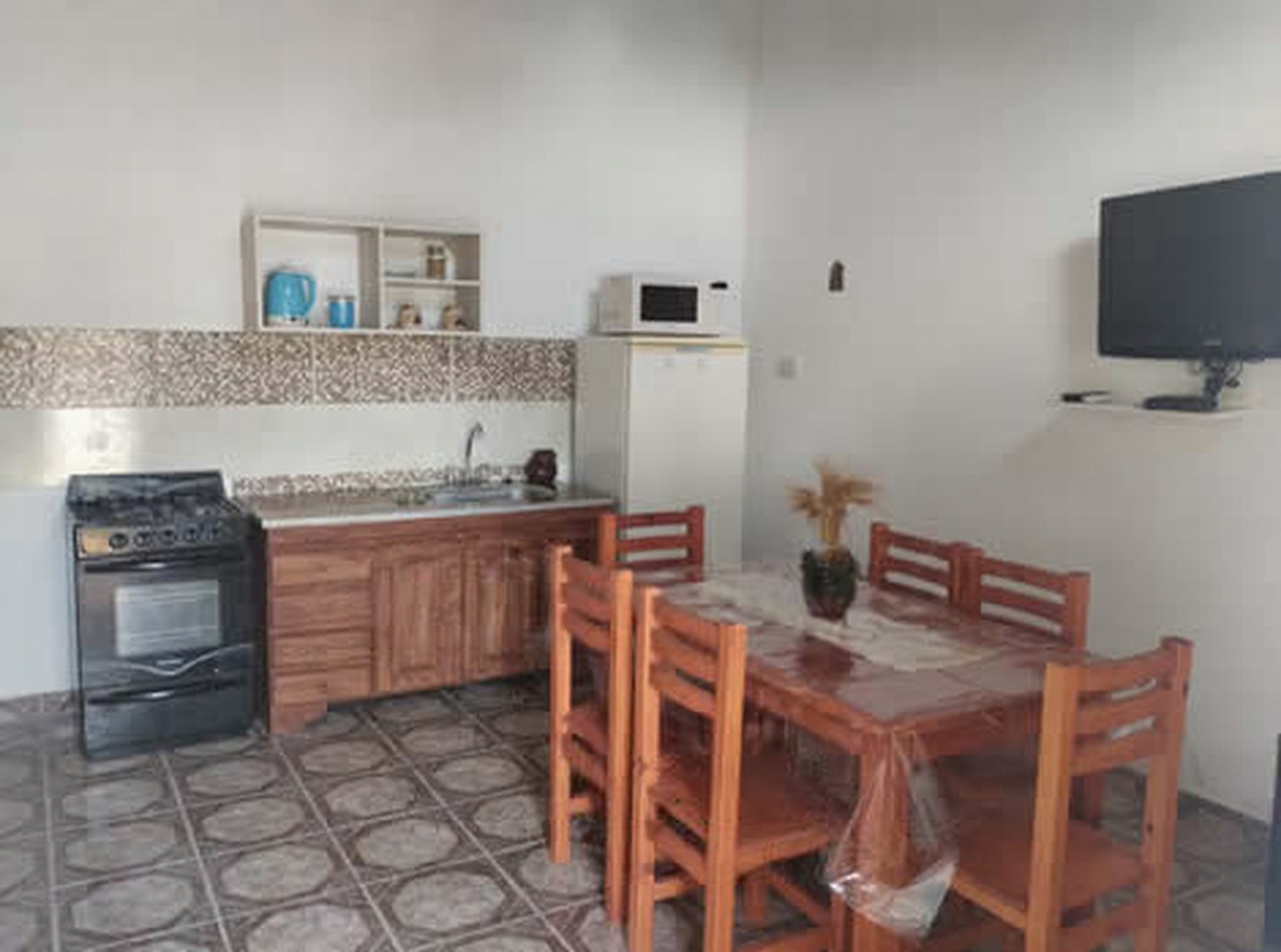 Casa con patio y parrilla a 700 metros del mar en San Clemente del Tuyú miniatura 3