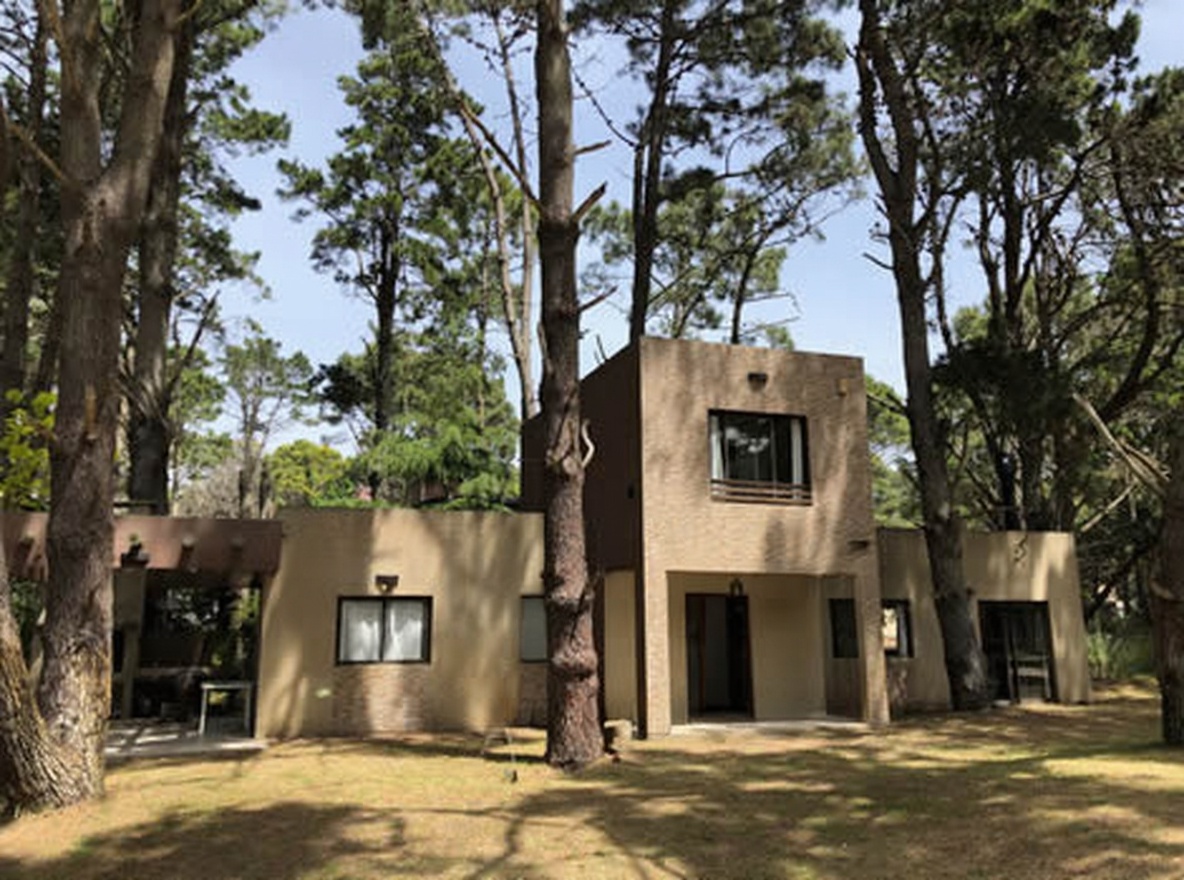 Casa con cochera y parrilla a 400 metros del mar en Costa del Este