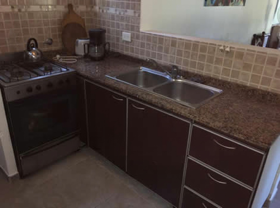 Casa con cochera y parrilla a 400 metros del mar en Costa del Este miniatura 4