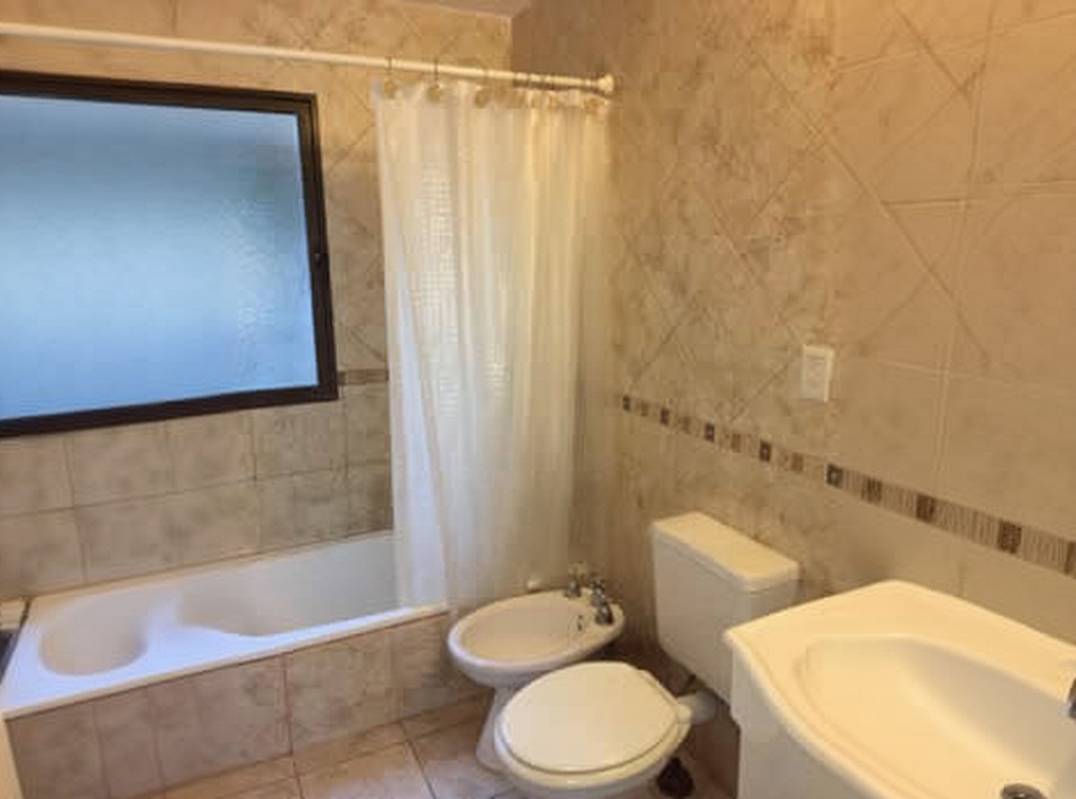 Casa con cochera y parrilla a 400 metros del mar en Costa del Este miniatura 8