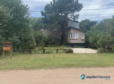 Casa con pileta y parque en Costa del Este