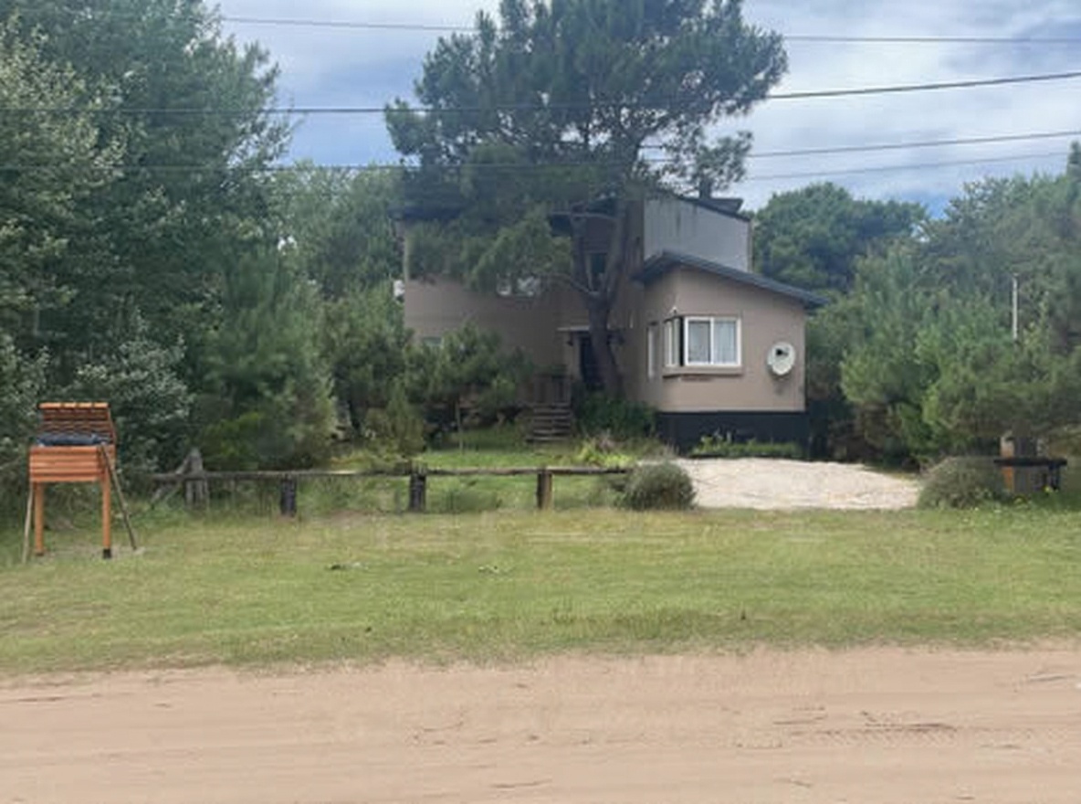 Casa con pileta y parque en Costa del Este