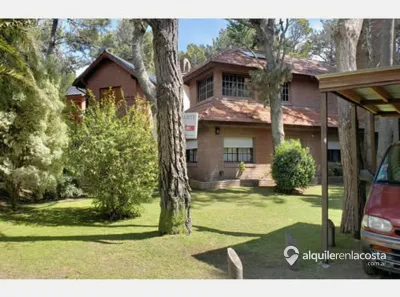 Casa con parque y parrilla a 100 metros del mar en Costa del Este