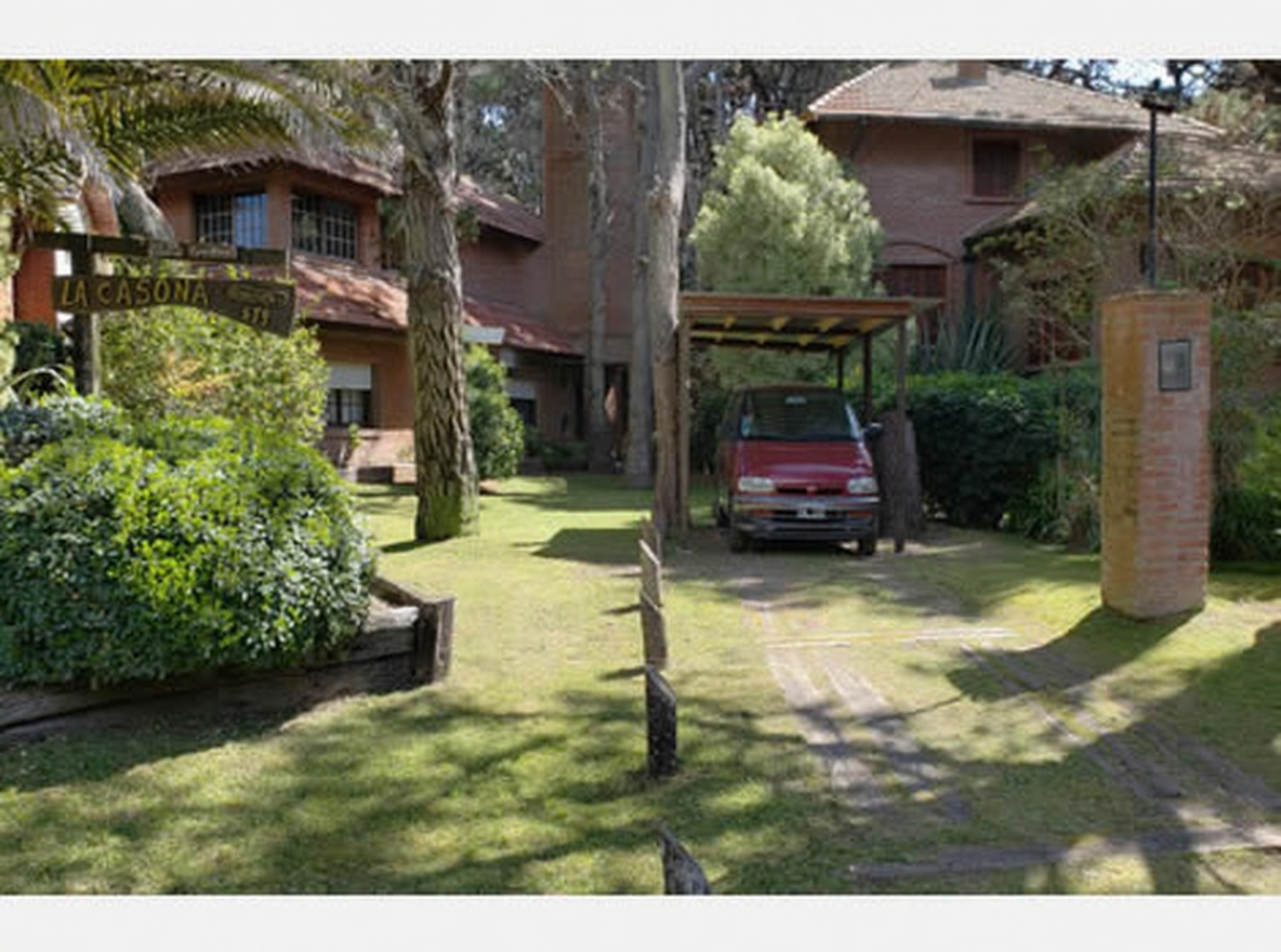 Casa con parque y parrilla a 100 metros del mar en Costa del Este miniatura 2